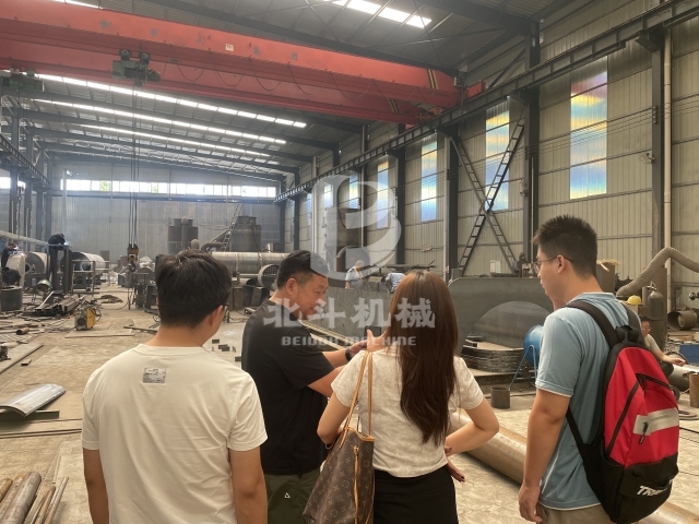 北斗機(jī)械實(shí)力引客！客戶實(shí)地考察炭化爐